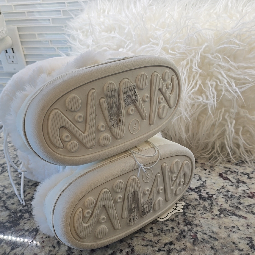 Hello Kitty Fluffy White Kids Boots - Picture 7 of 11